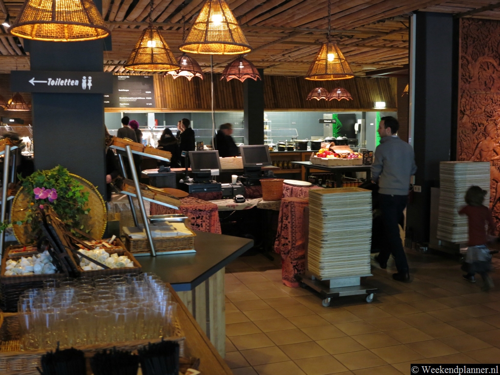 Het restaurant is ruim, schoon en het eten is erg lekker. Er zijn tropische maaltijden maar ook gewone snacks. Het is zelfbediening.